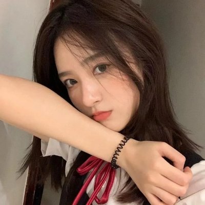 穿黄睡衣的女孩 海报